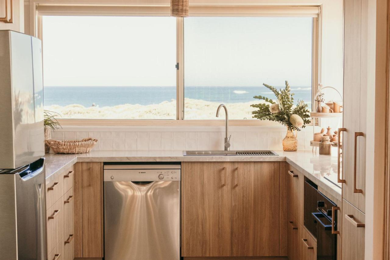Sunsets On Martyrs Coastal Luxury Beach House Peterborough Exterior photo