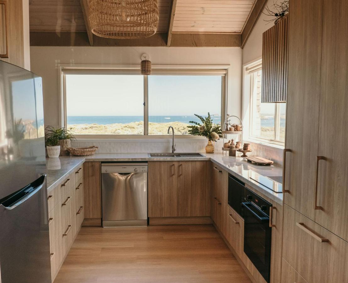 Sunsets On Martyrs Coastal Luxury Beach House Peterborough Exterior photo